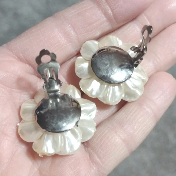 VINTAGE CLUSTERED IVORY SHELL FLORAL SILVER-TONE CLIP-ON DROP 1.2" EARRINGS - Picture 5 of 10